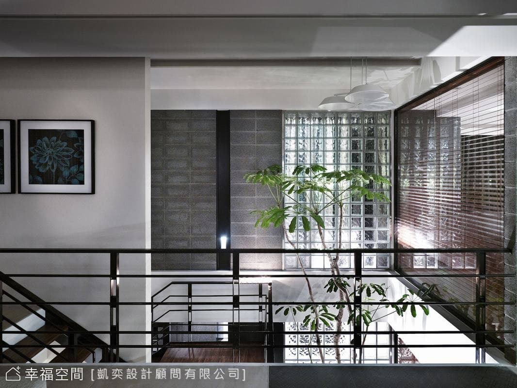 二樓梯間一景