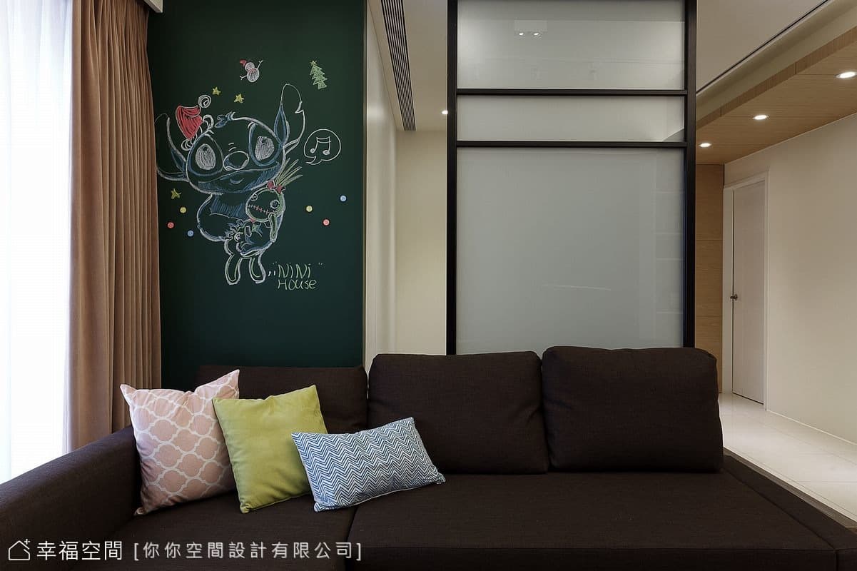 沙發背牆