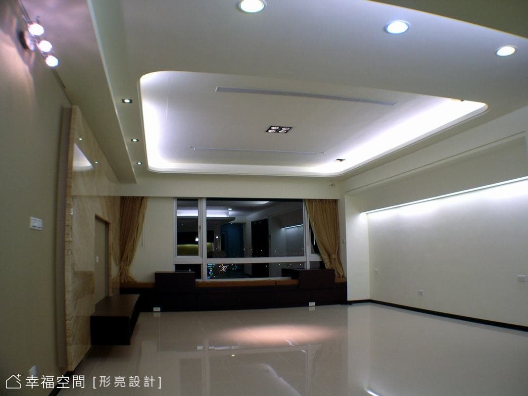 客廳望向餐廳