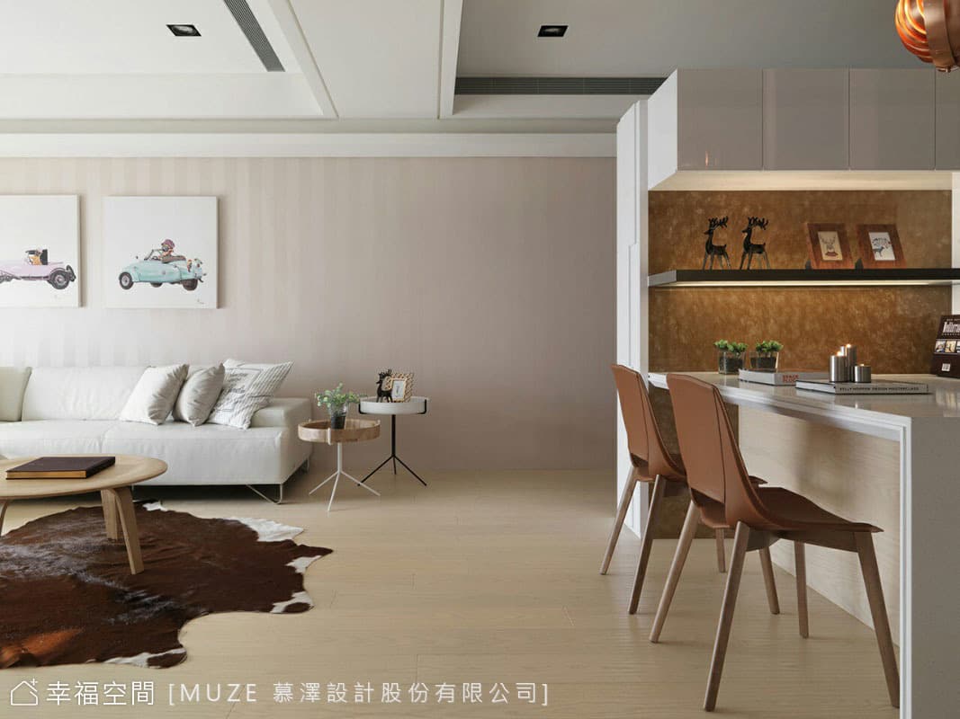 沙發背牆