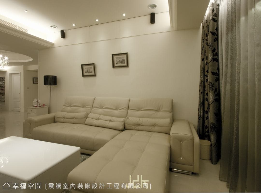 沙發背牆