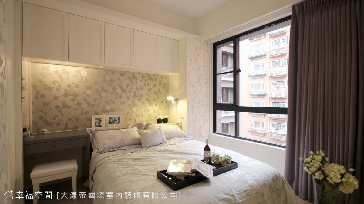 主臥床頭