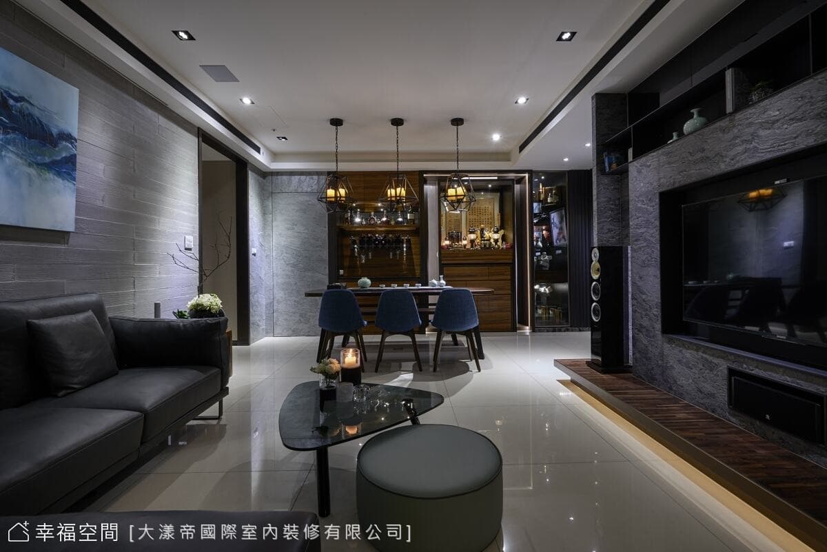 客廳望向餐廳