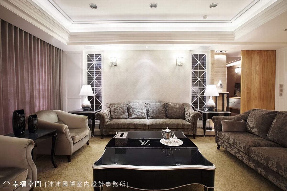 沙發背牆