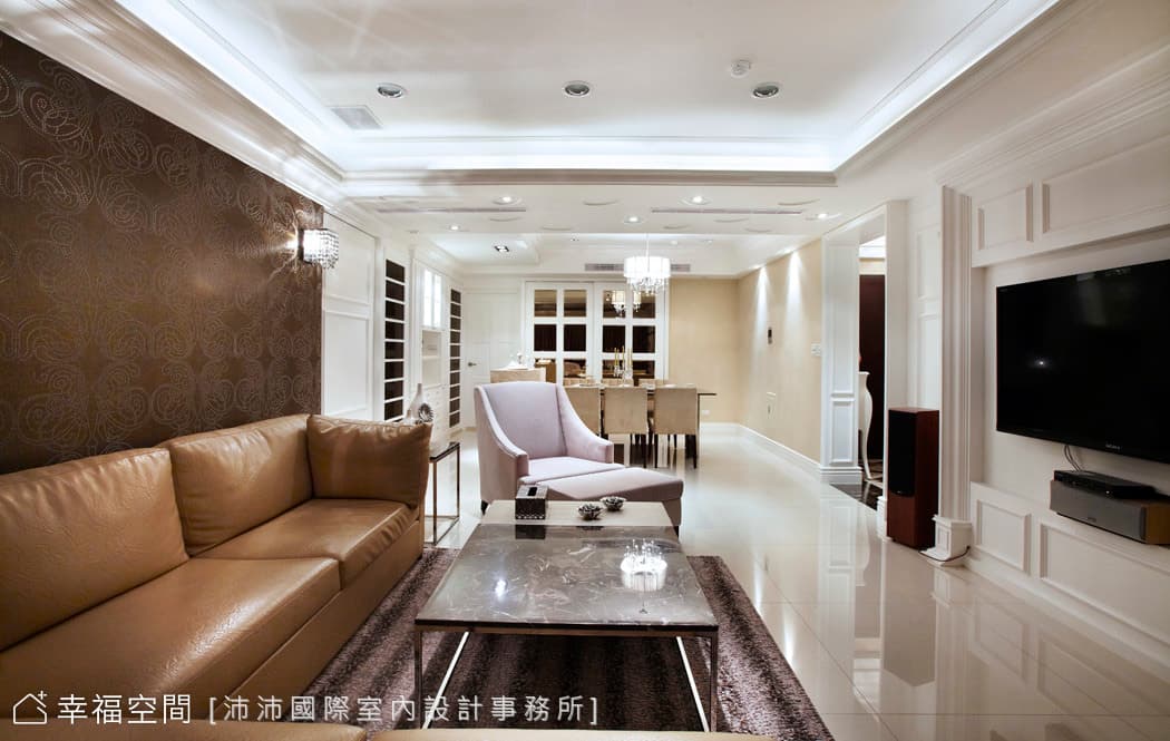 客廳望向餐廳