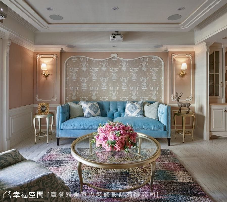 沙發背牆
