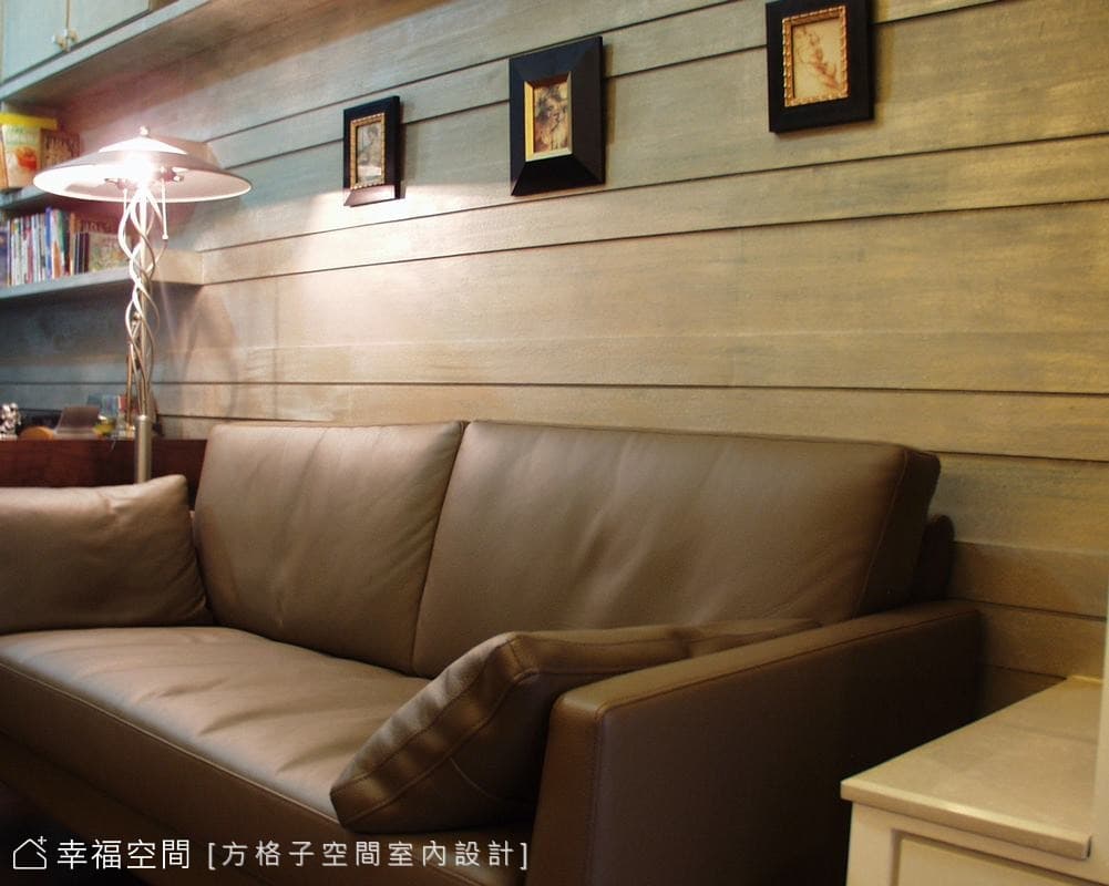 沙發背牆