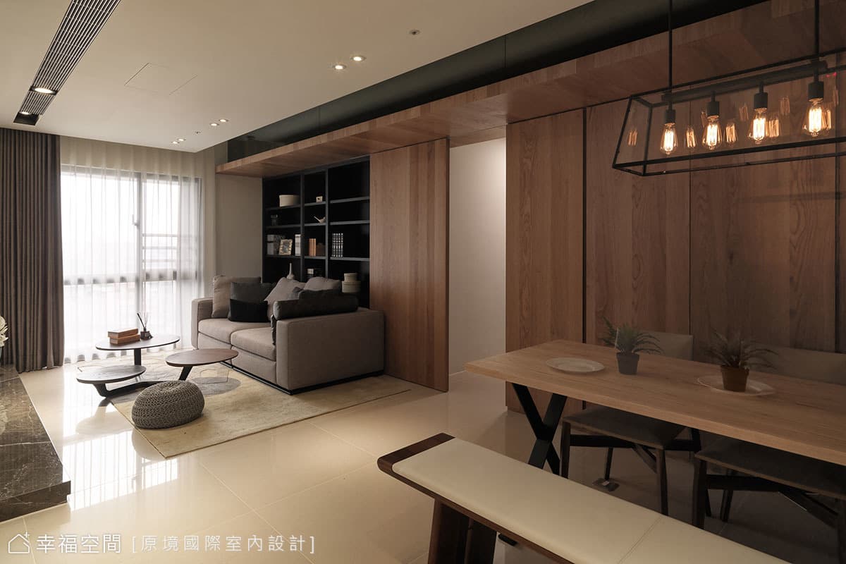 沙發背牆