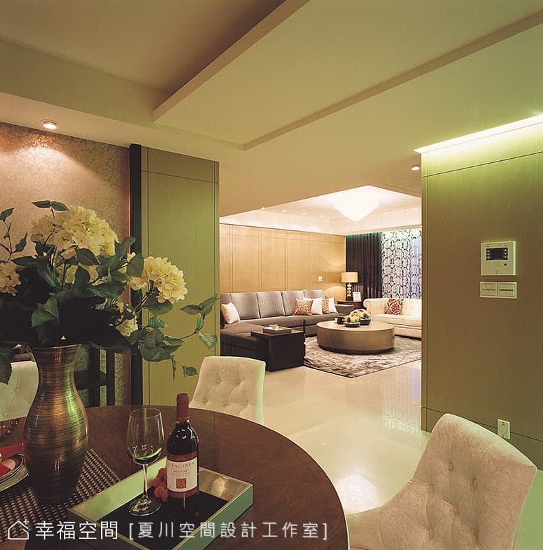 餐廳望向客廳