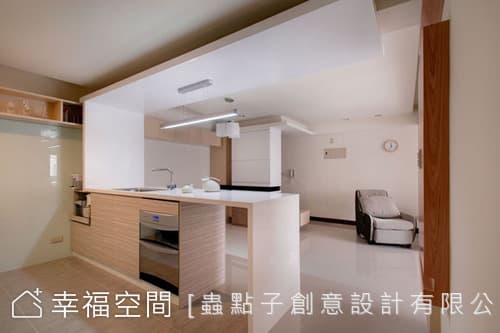 廚房望向餐廳