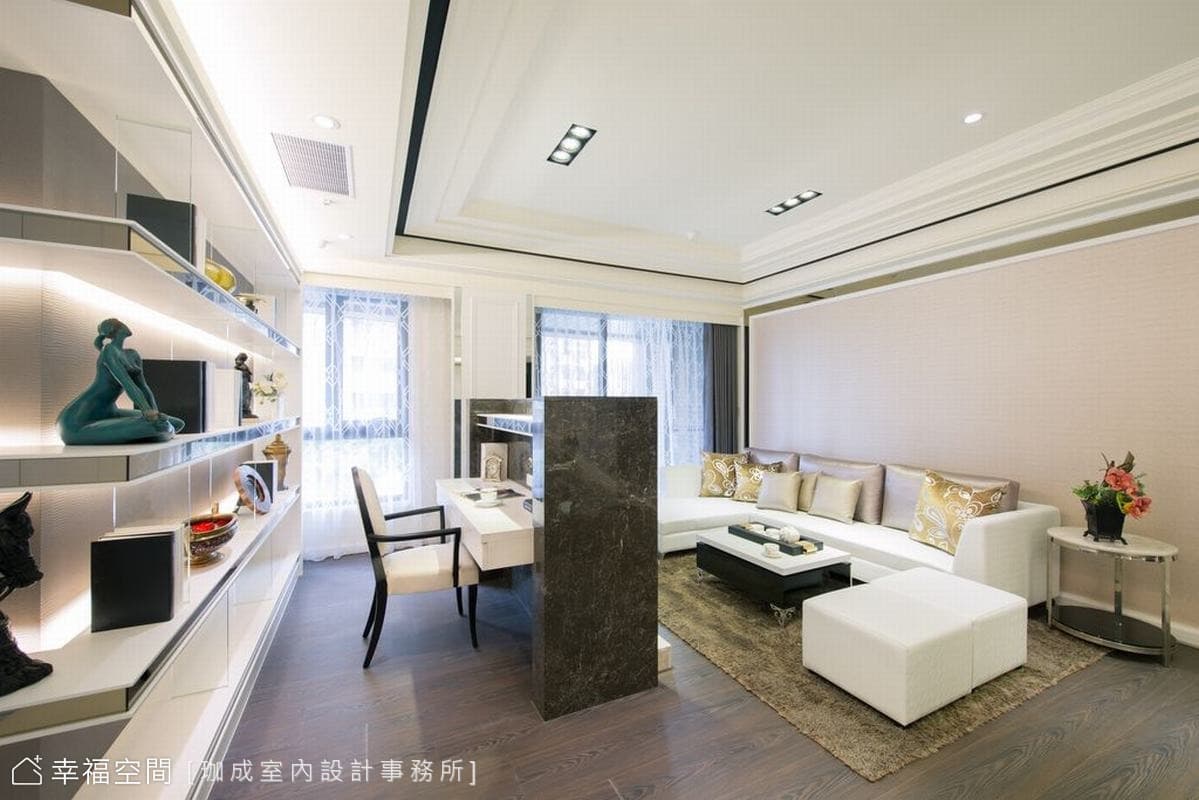 沙發背牆