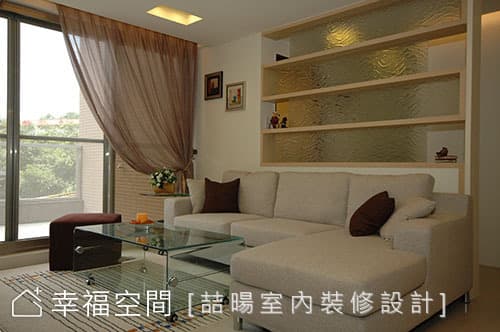 客廳背牆