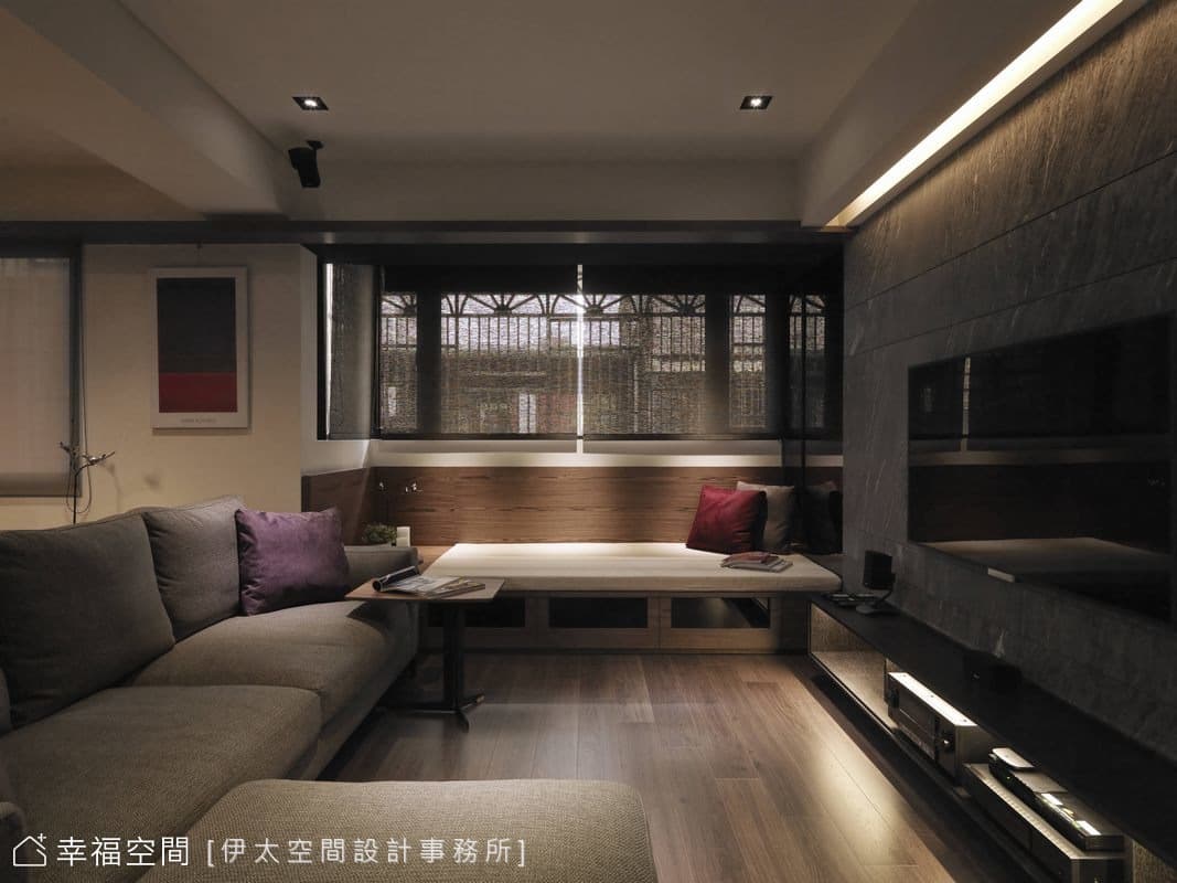 窗邊臥榻