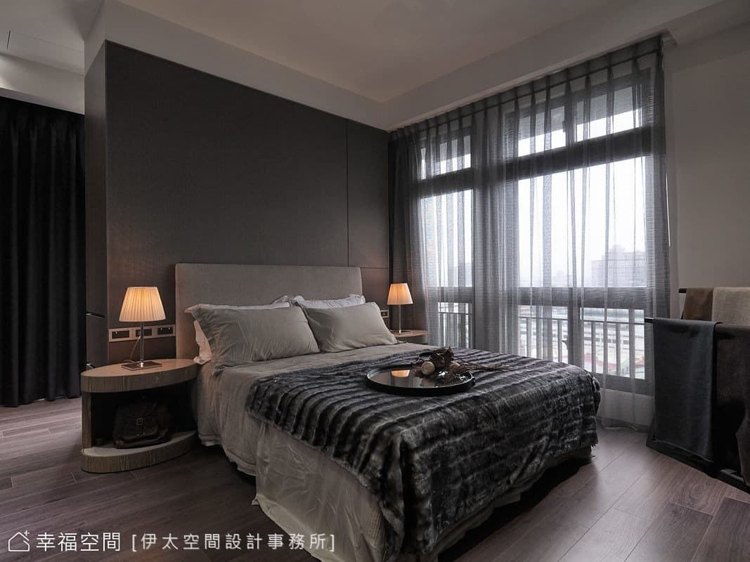 主臥床頭