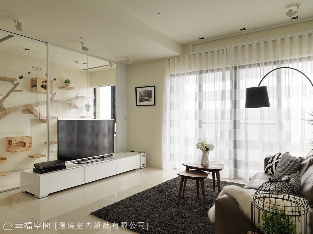客廳望向貓房