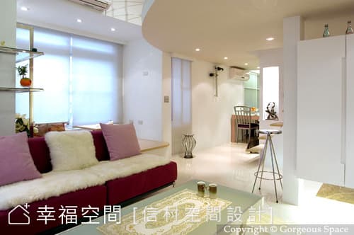 從客廳望向餐廳