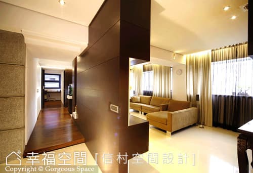 玄關望向走道、客廳