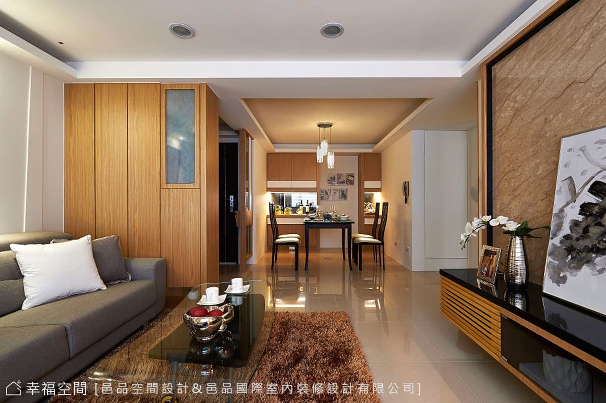 客廳望向餐廳