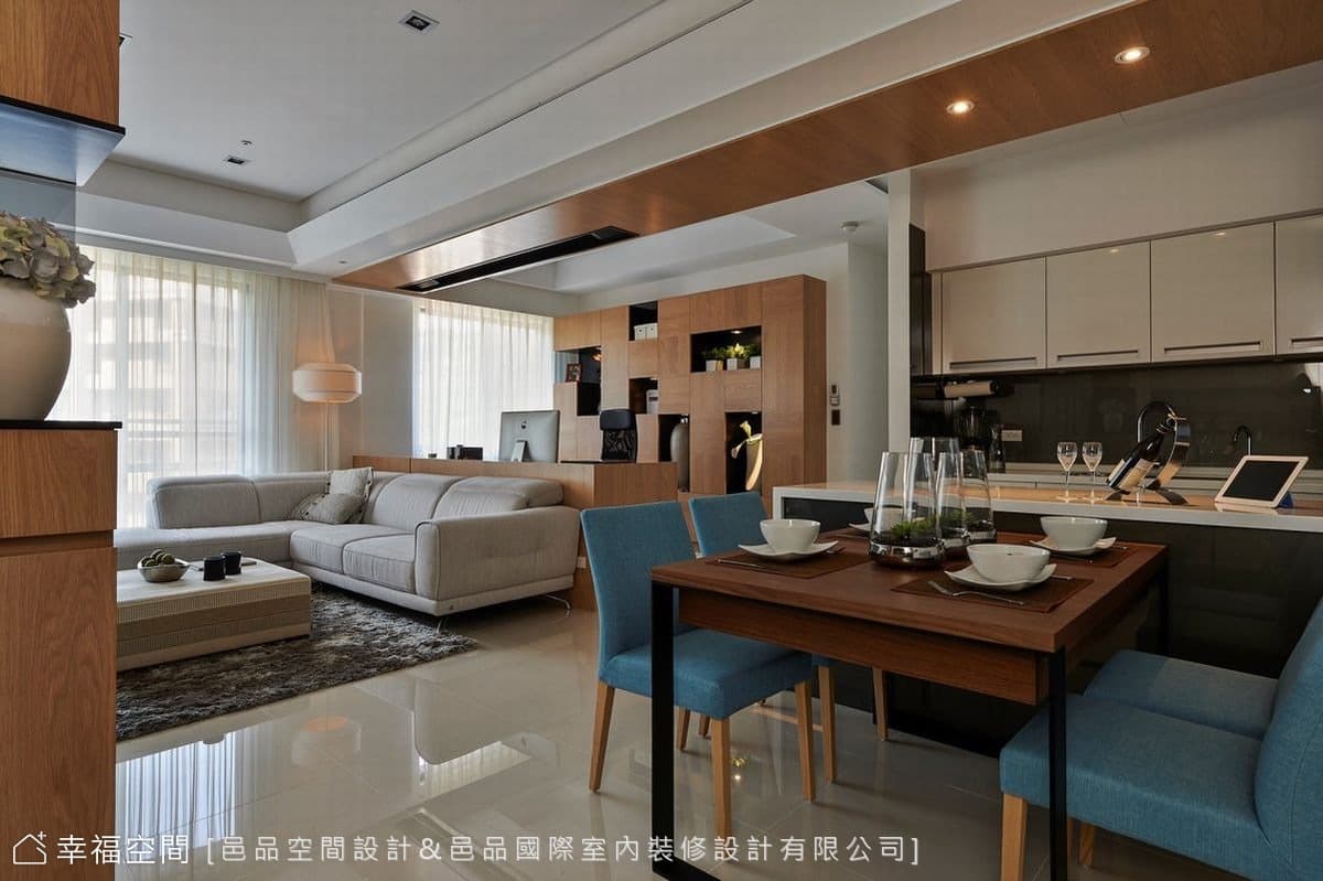 玄關望向客廳