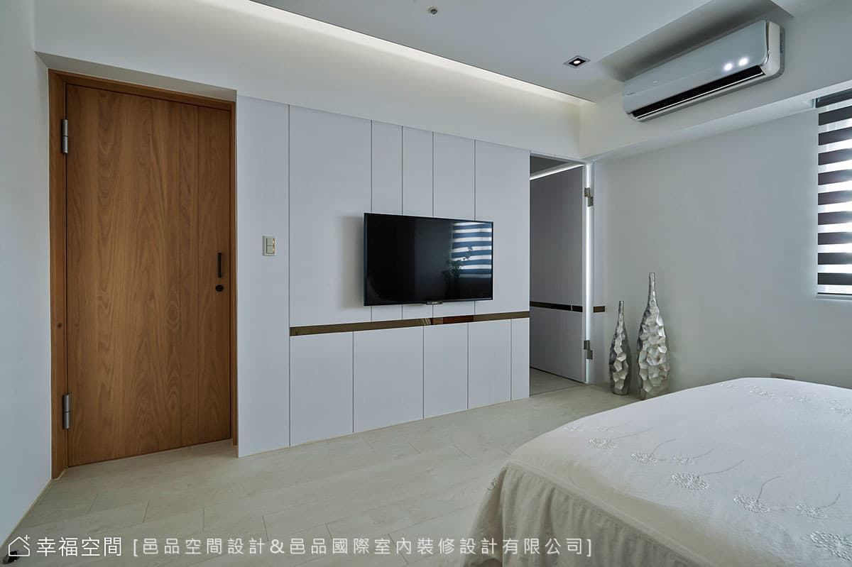主臥床尾