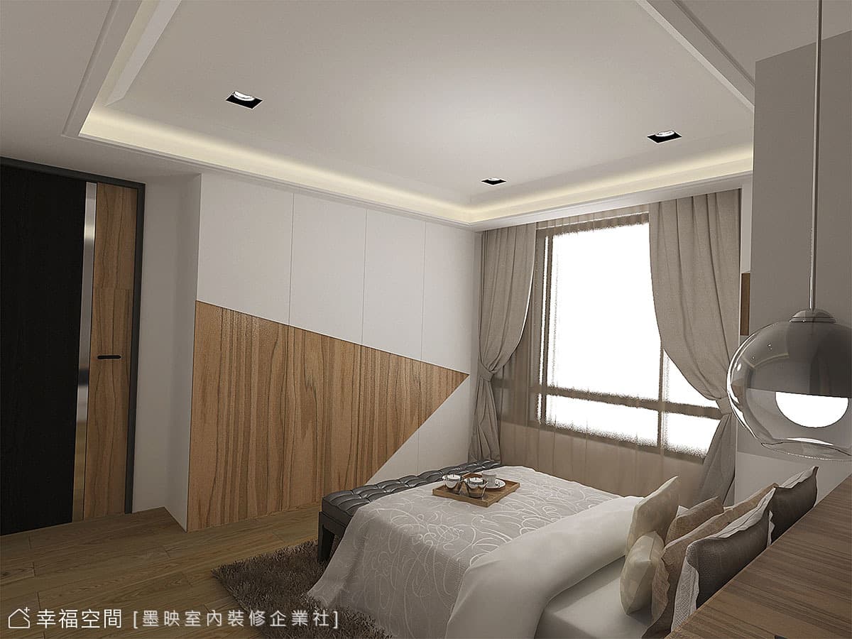 主臥床尾
