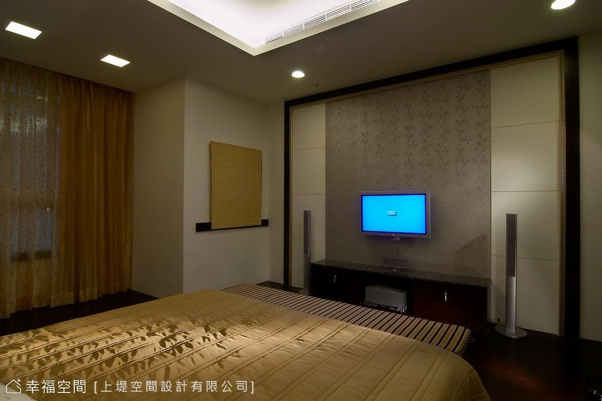 主臥室電視牆