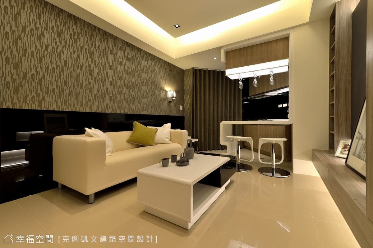 沙發背牆
