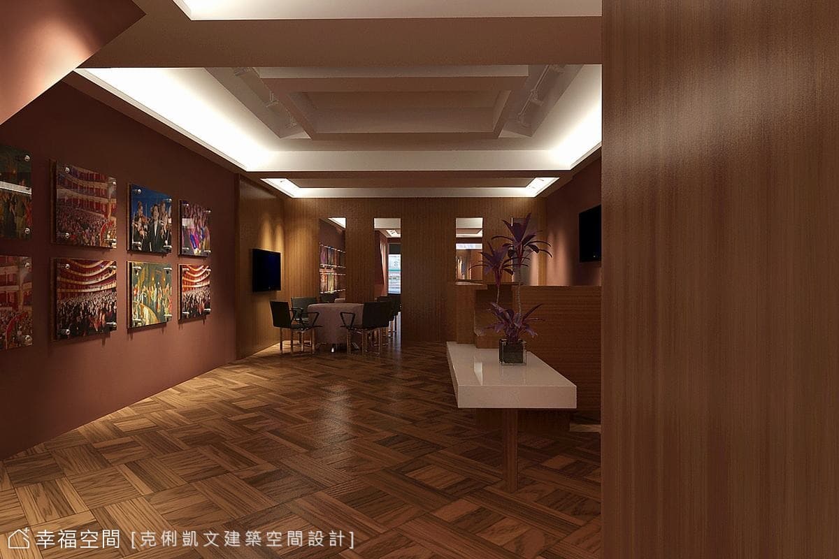 望向室內