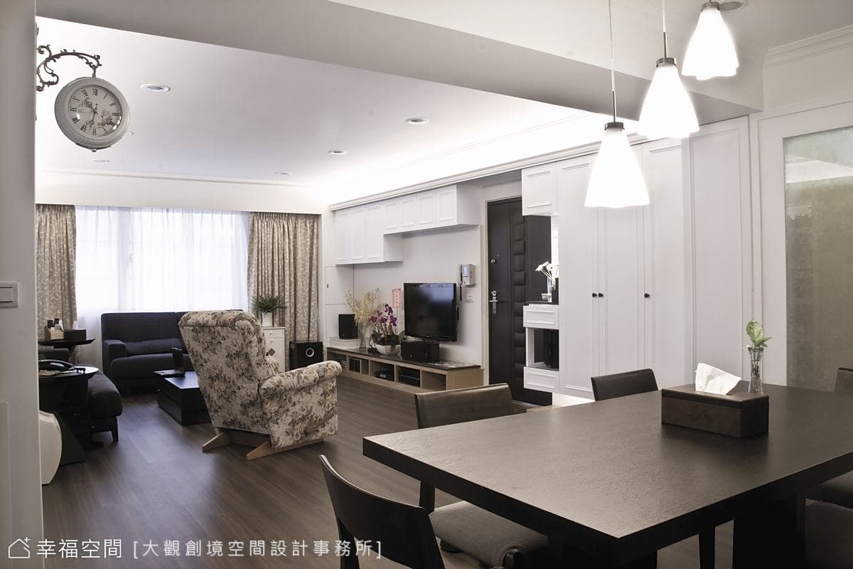 餐廳望向客廳