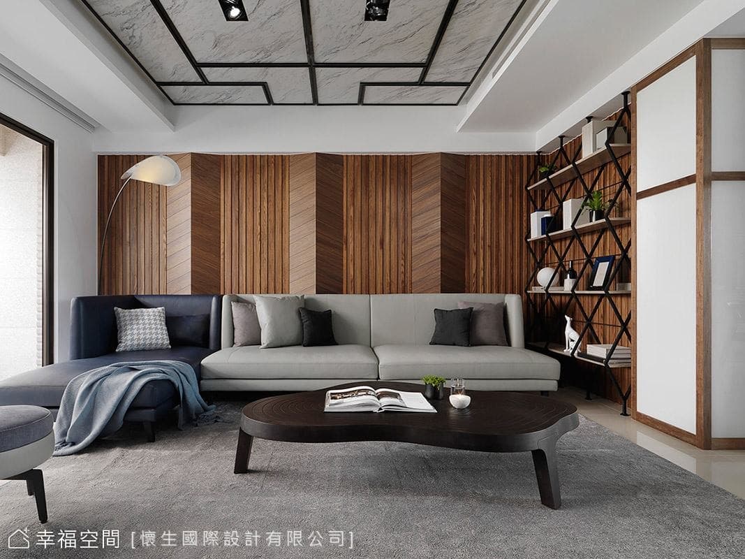沙發背牆