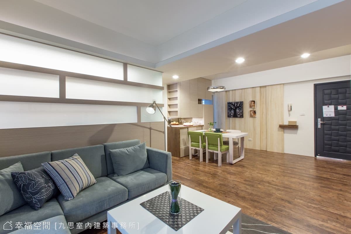 客廳望向餐廳
