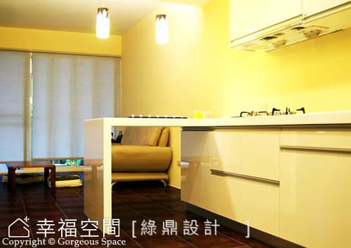 餐廳望向客廳