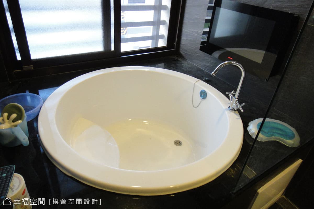 主臥浴室