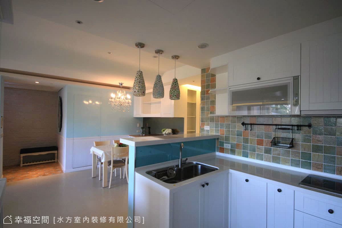廚房看向餐廳