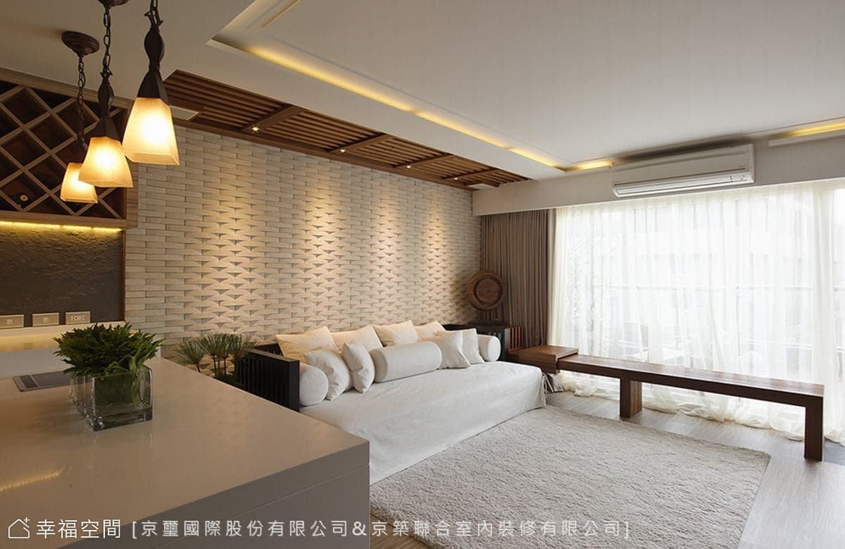沙發背牆