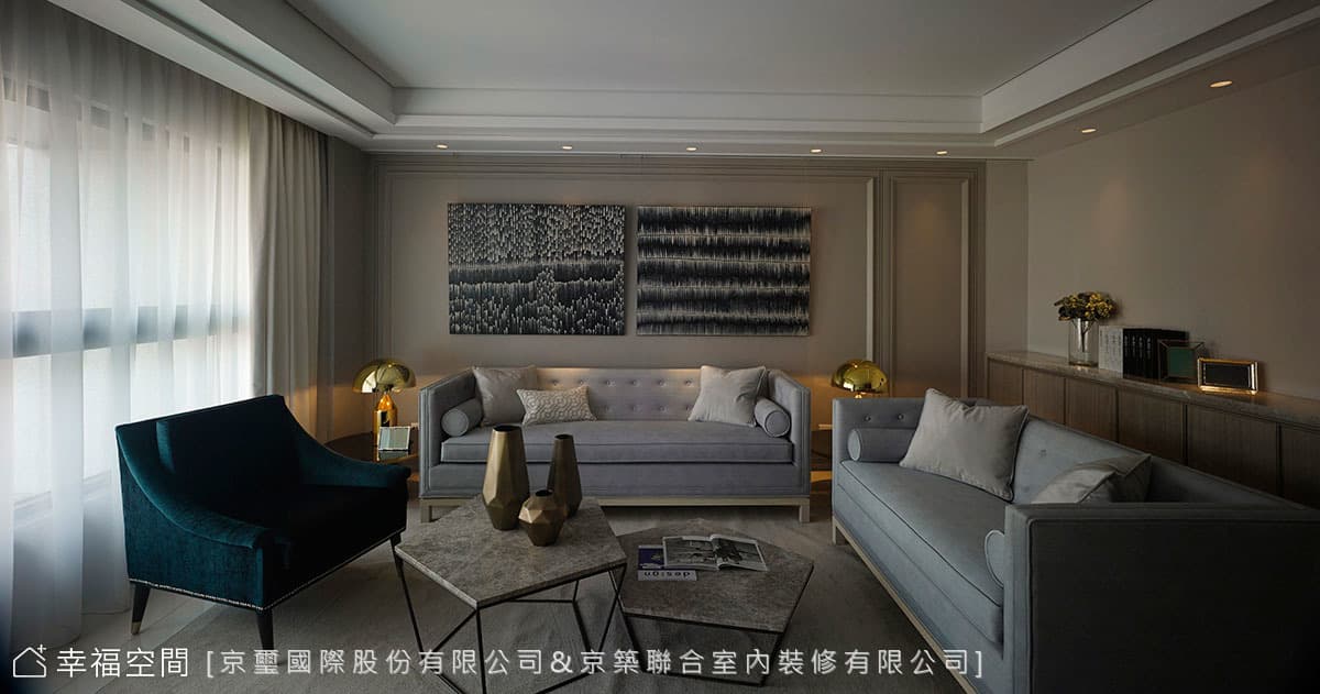 沙發背牆