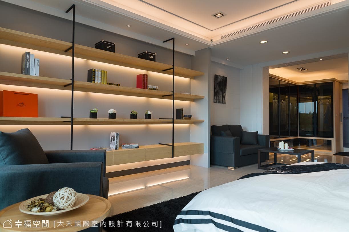 主臥書牆