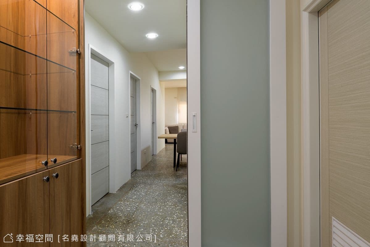 由廚房望向客廳