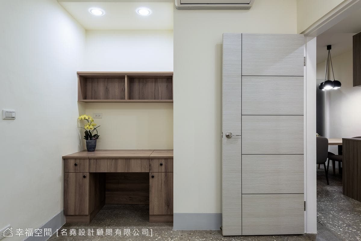 主臥梳妝台
