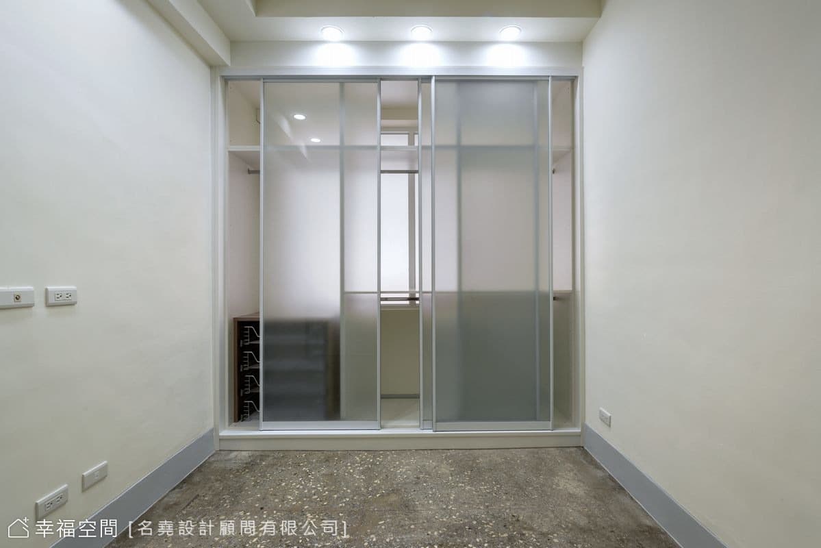 主臥衣櫃