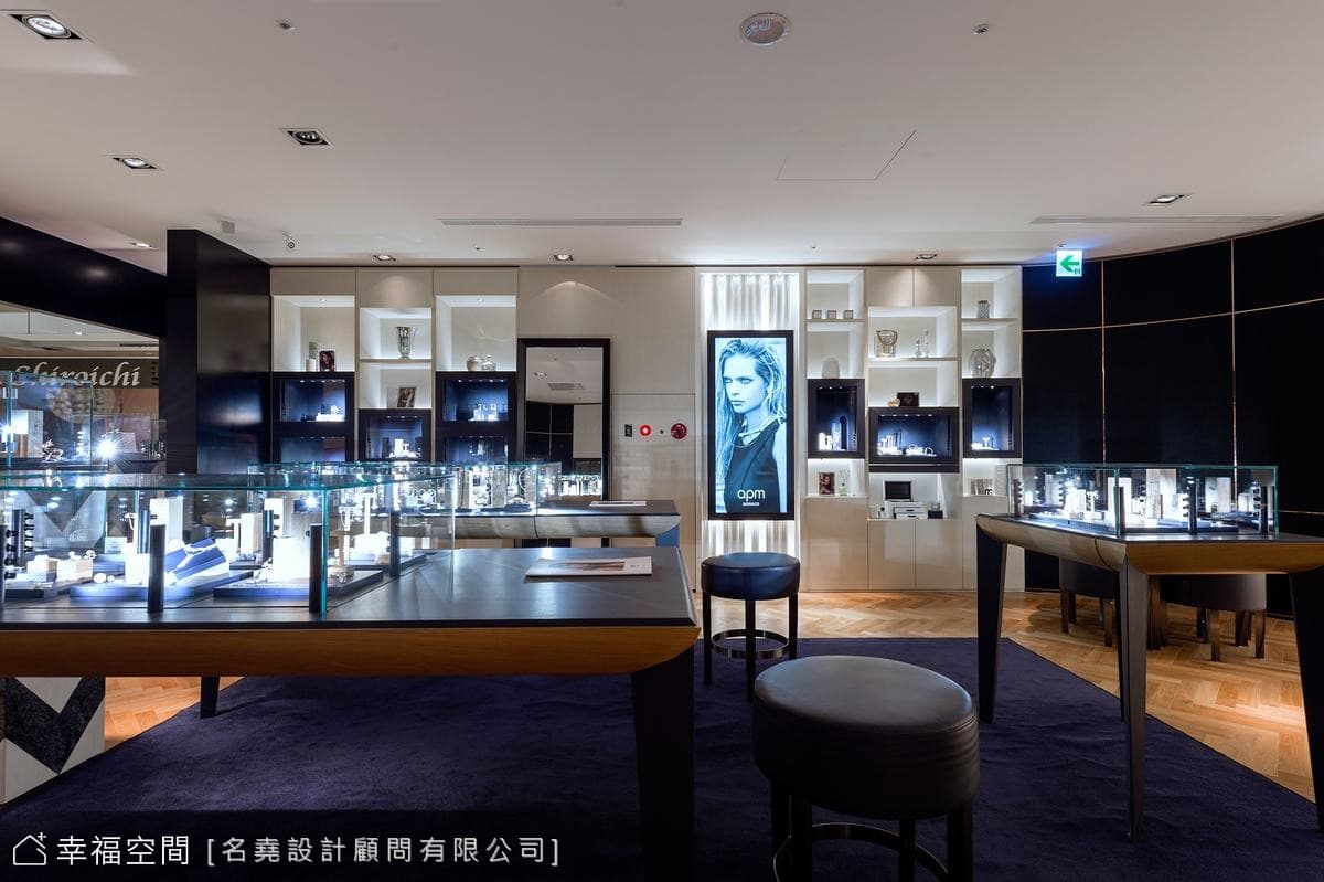左側展示櫃景
