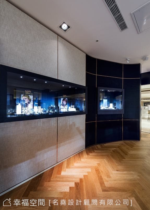 右側展示櫃