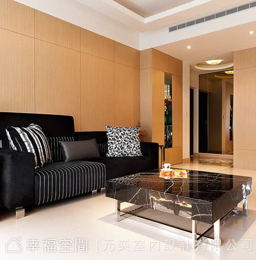 客廳望向玄關