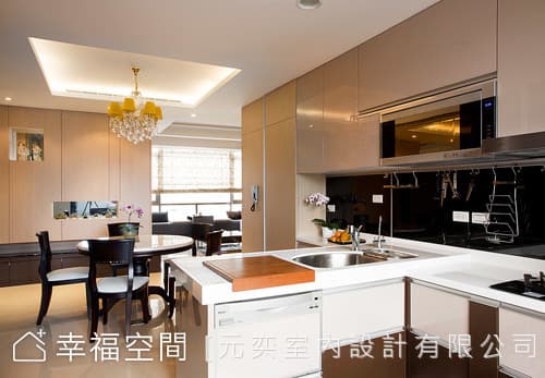 廚房望向餐廳