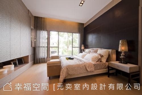 主臥室床頭