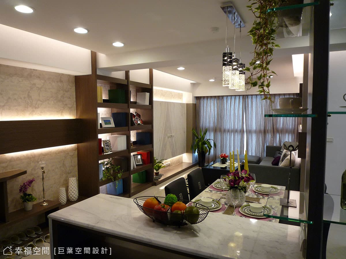 客廳望向玄關