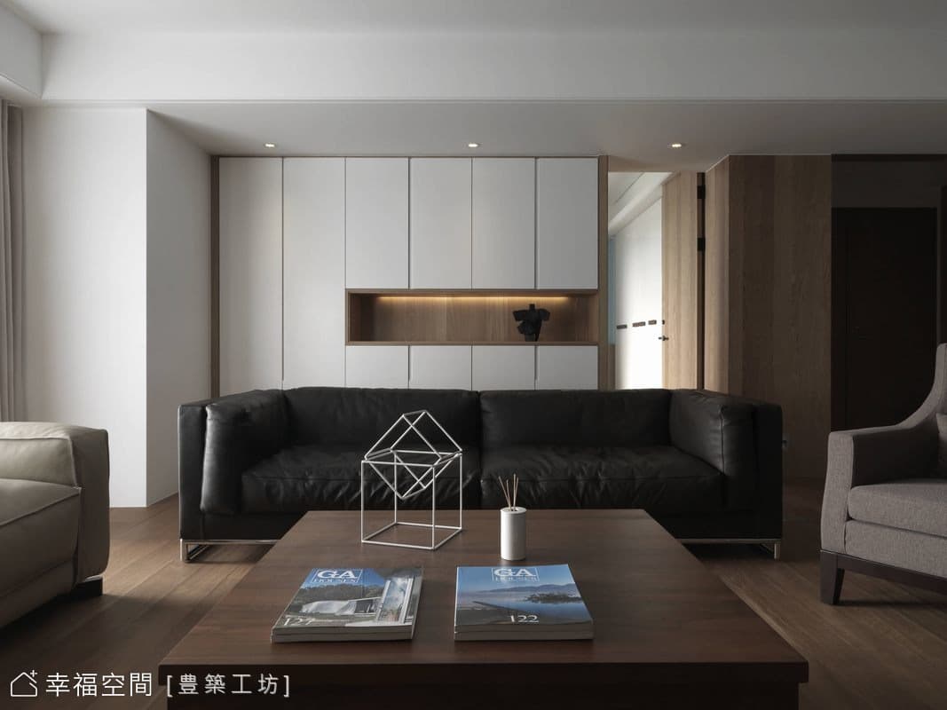 沙發背牆