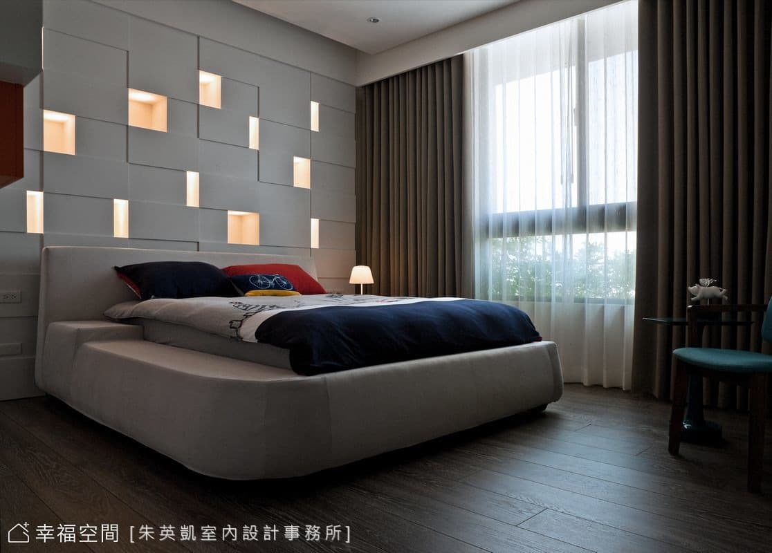 女兒房床頭