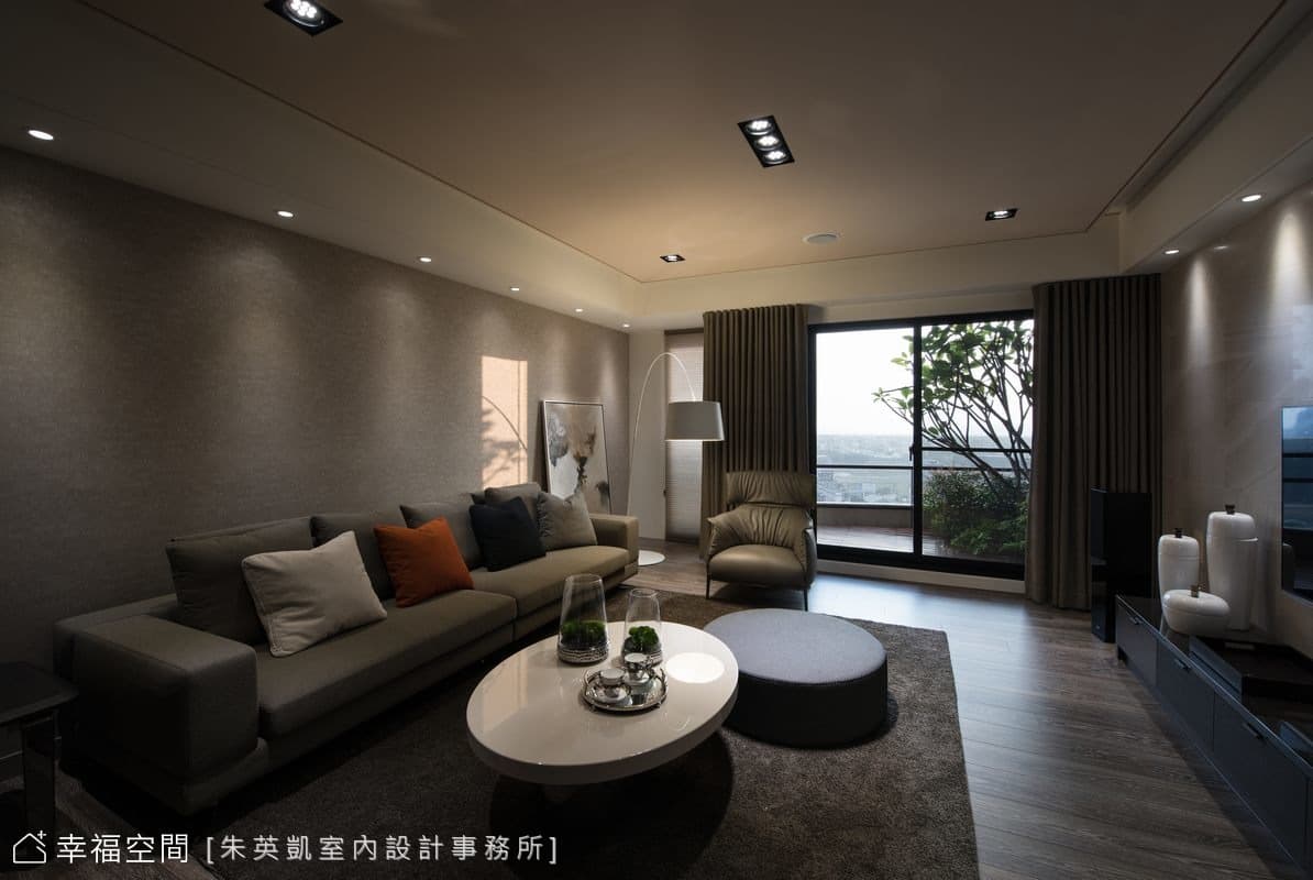 沙發背牆