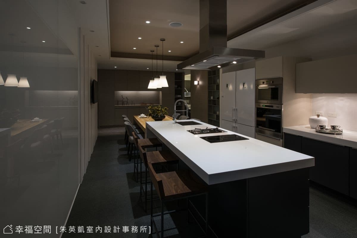 廚房望向廊道